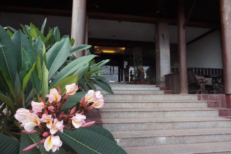 Sengtawan Riverside Hotel Вьентьян Экстерьер фото
